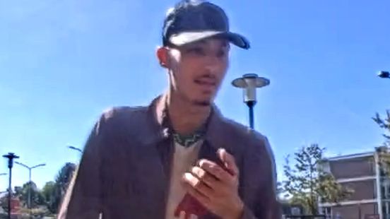 Een snorretje, een sikje en drie outfits: deze man pint bijna 10.000 euro
