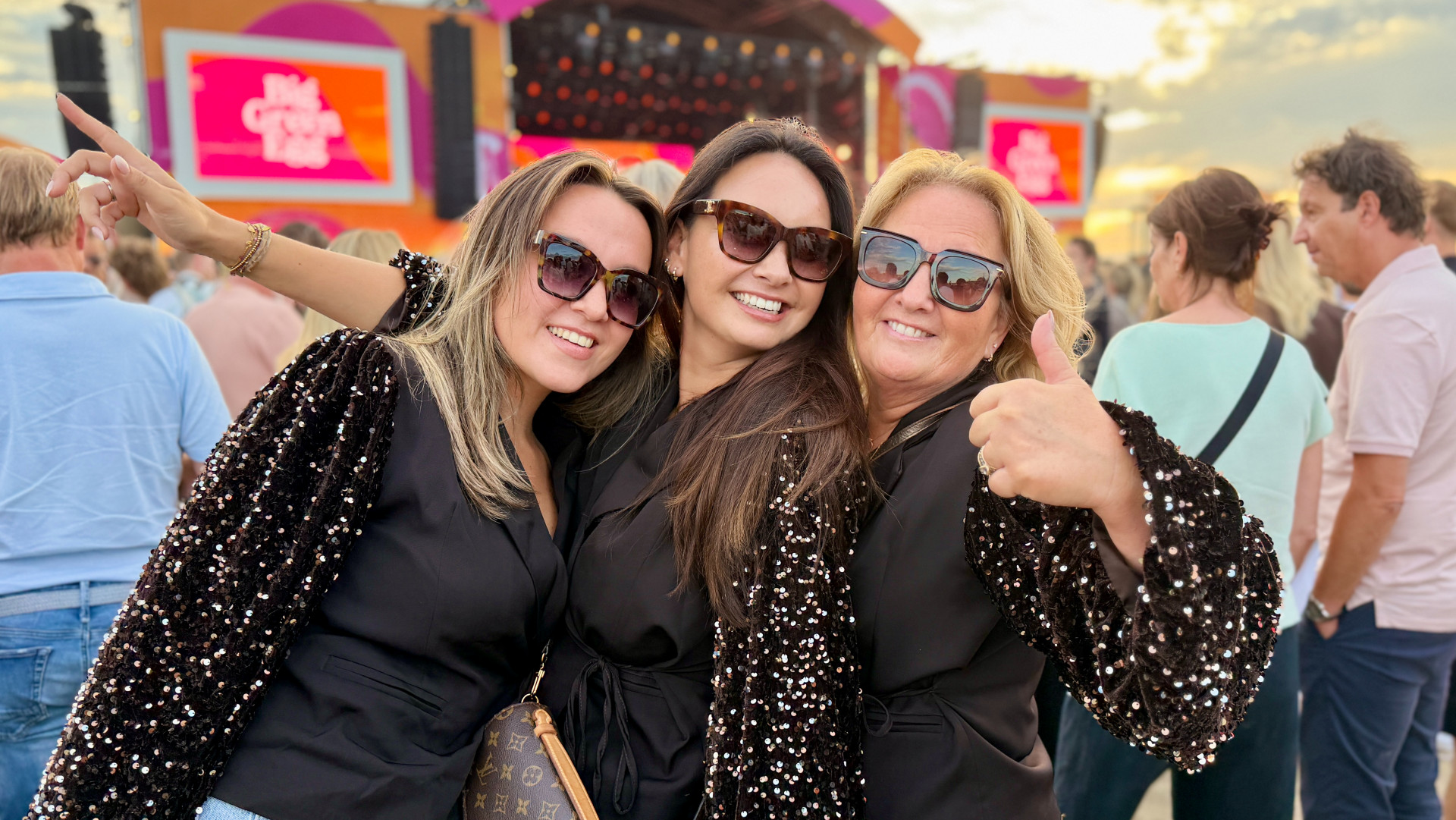 Ingrid en haar dochters Suzanne en Charlotte hebben dezelfde outfit