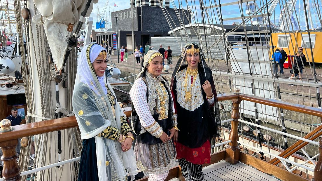 Bemanningsleden van de Shabab Oman II