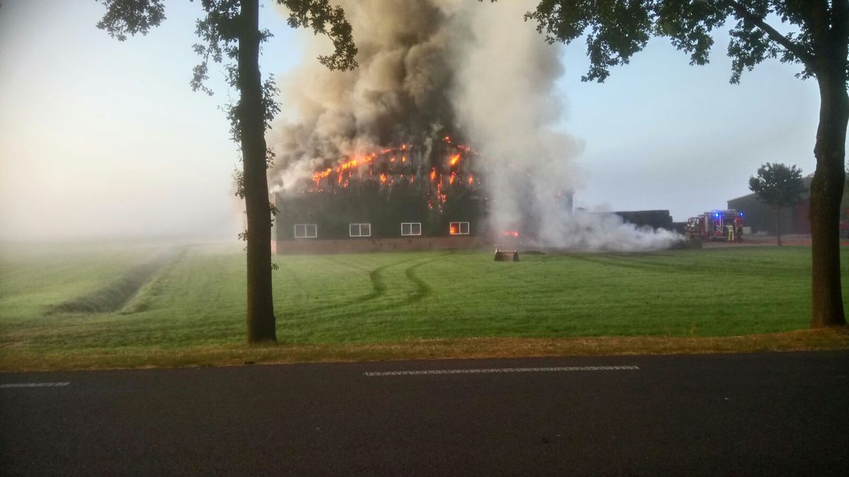 Uitslaande brand bij loonbedrijf in De Groeve (update)