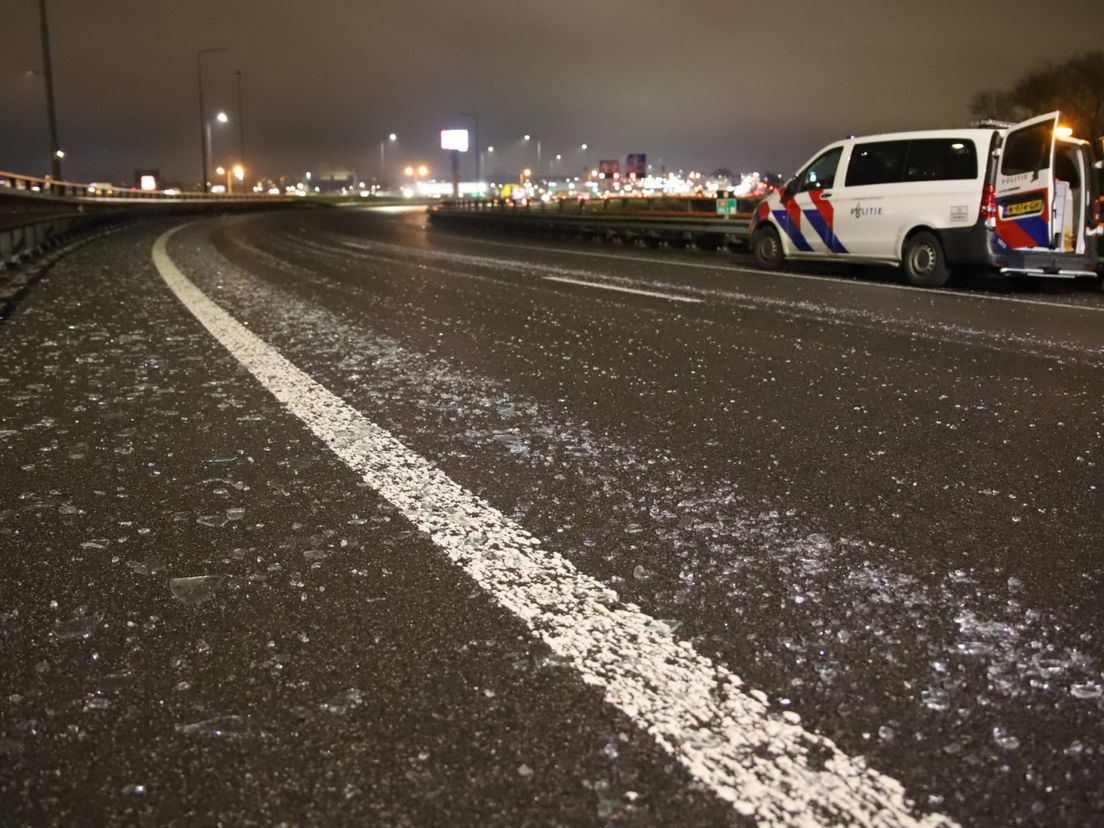 Glas op snelweg: automobilisten rijden banden lek, tientallen boetes uitgedeeld