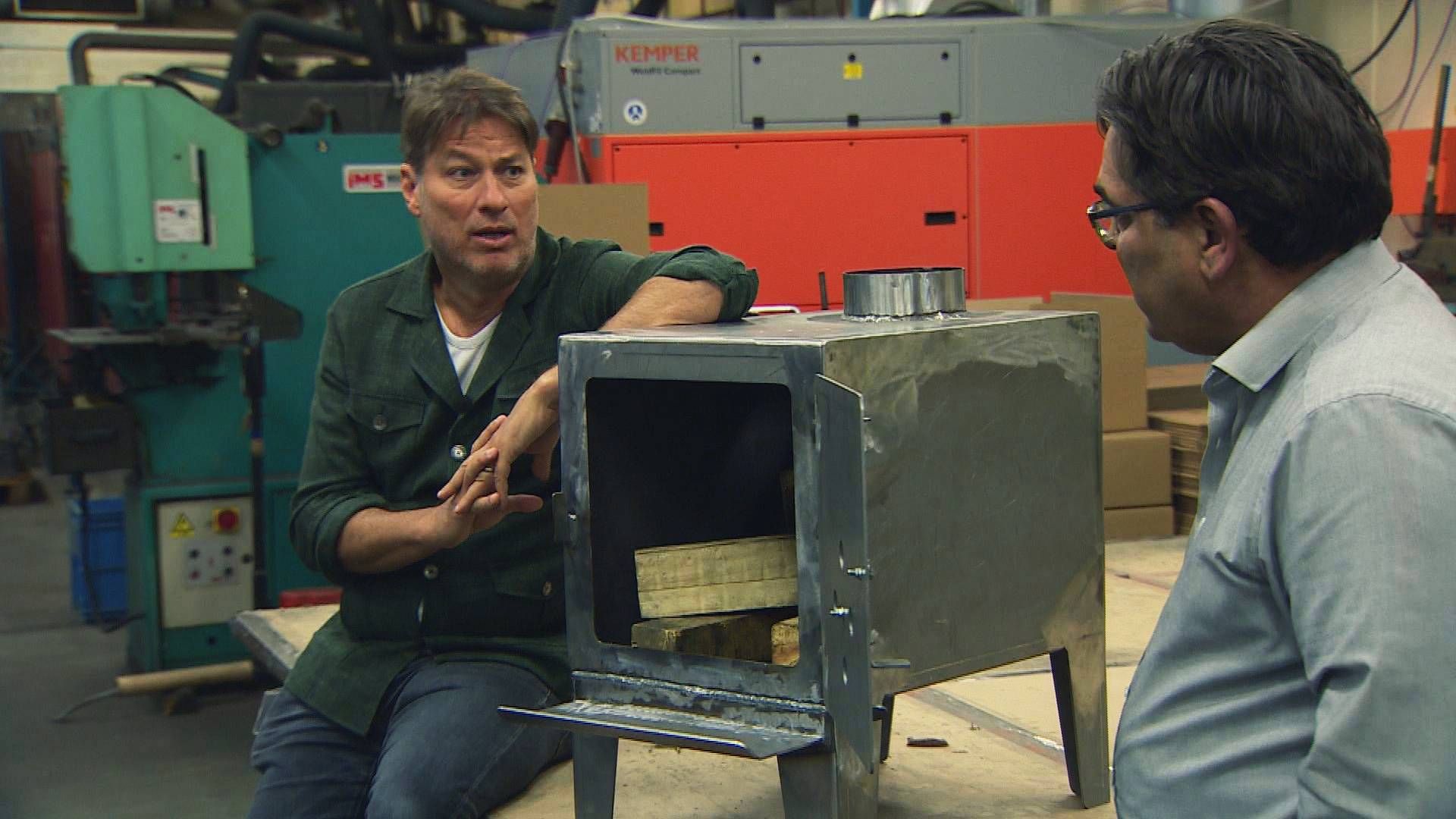 Sander de Kramer neemt de kachels in ontvangst