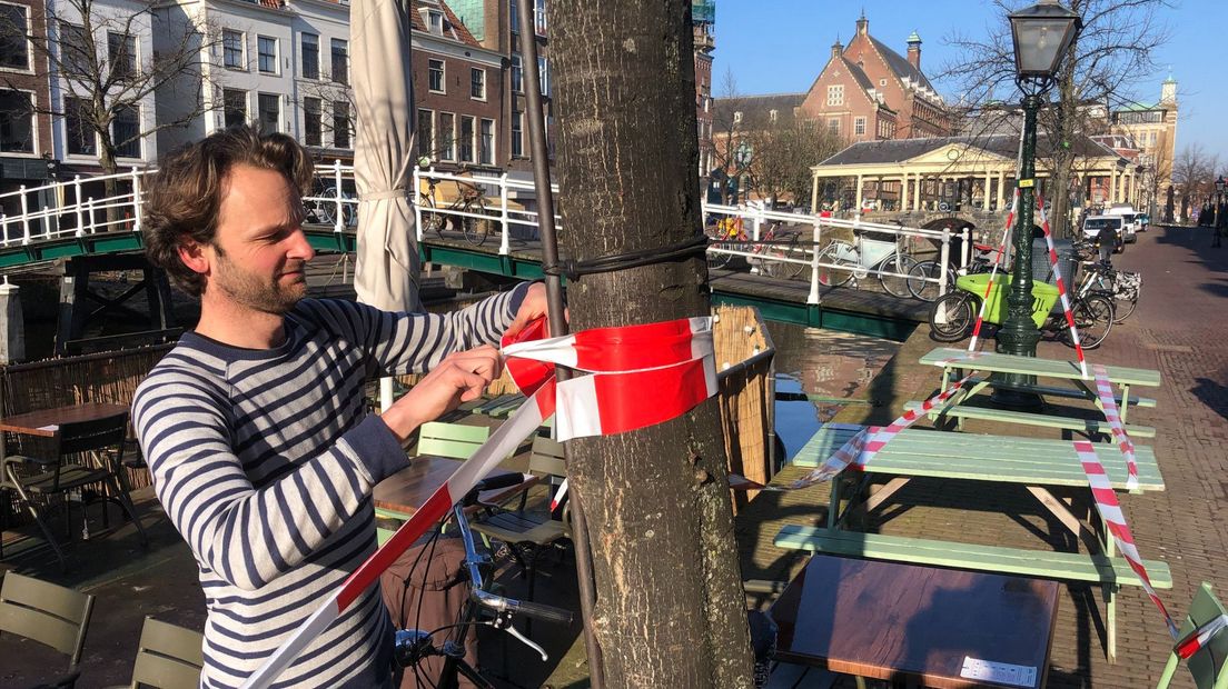 David Zock  van restaurant Aan de Rijn zet terras af met linten