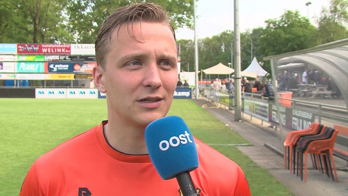 Scorende Lars Spit na zijn laatste thuisduel voor HHC Hardenberg