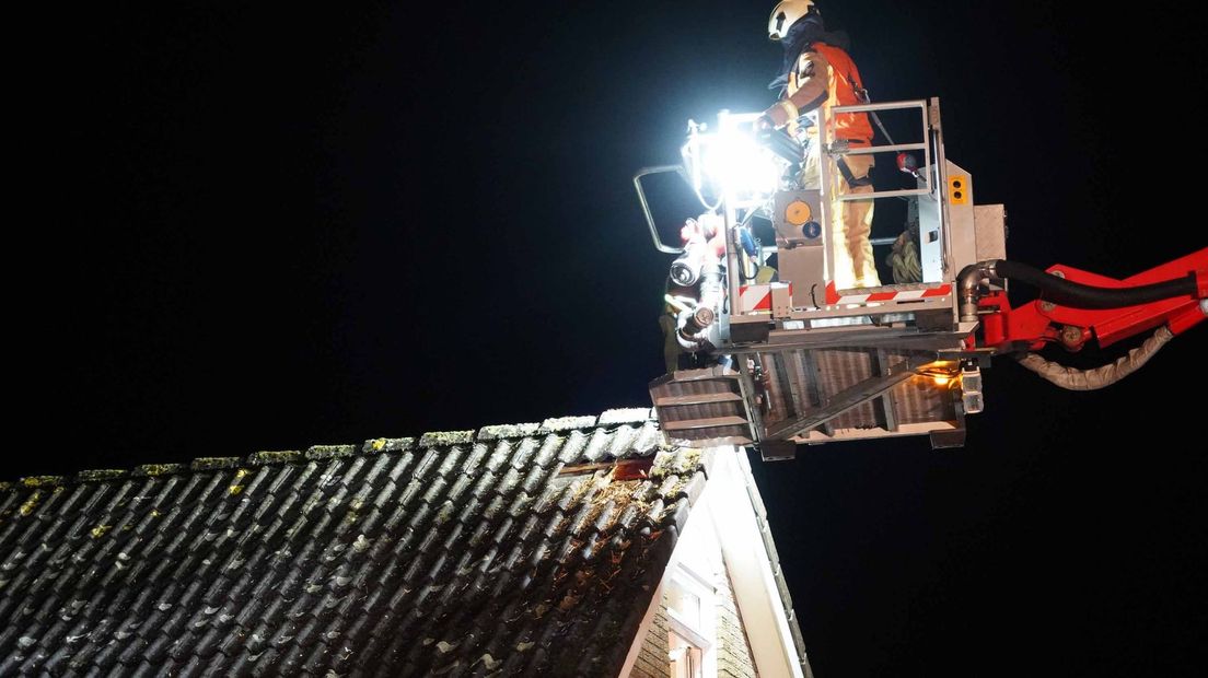 Het dak wordt door de brandweer gerepareerd in Smilde