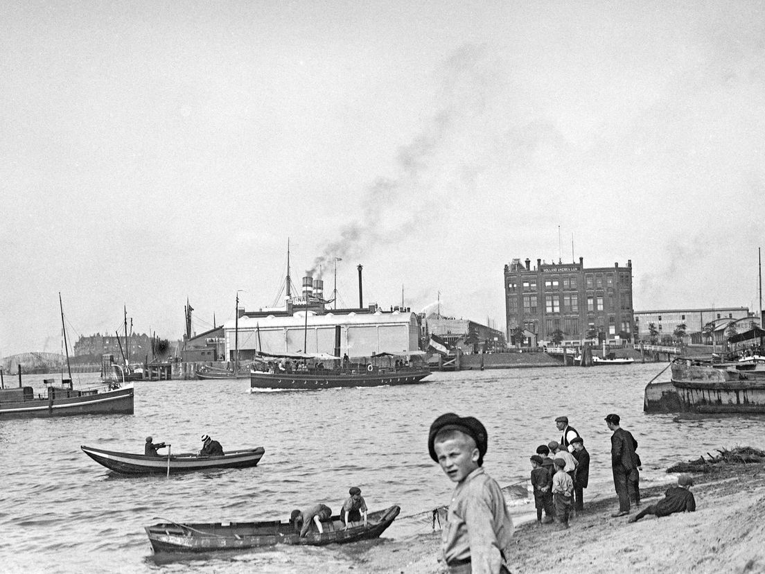 De Linker Veerdam (Katendrecht) met op de achtergrond het hoofdkantoor van de HAL (rond 1910-1916)