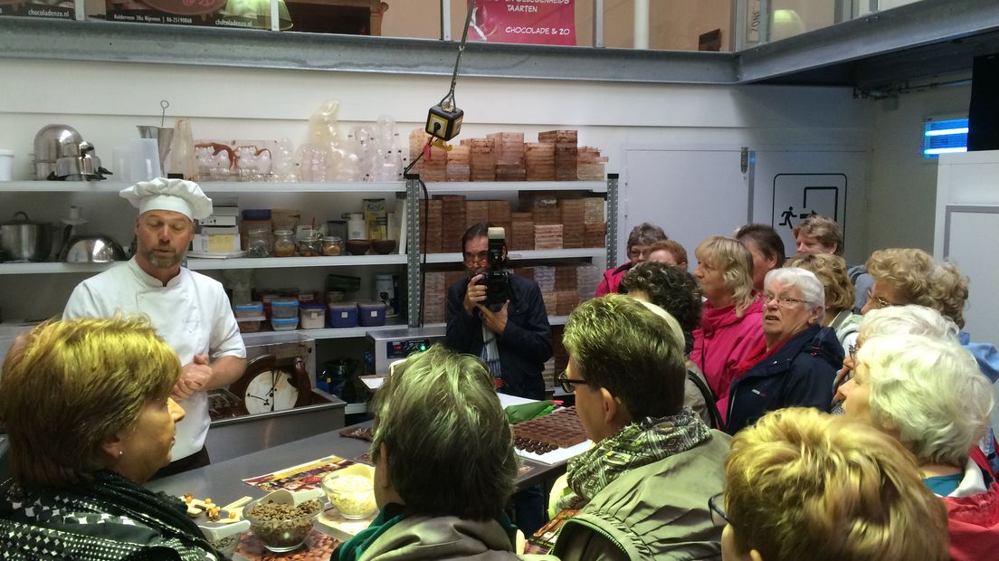 De vrouwen bij een chocolatier (Rechten: RTV Drenthe / Ronald Oostingh)