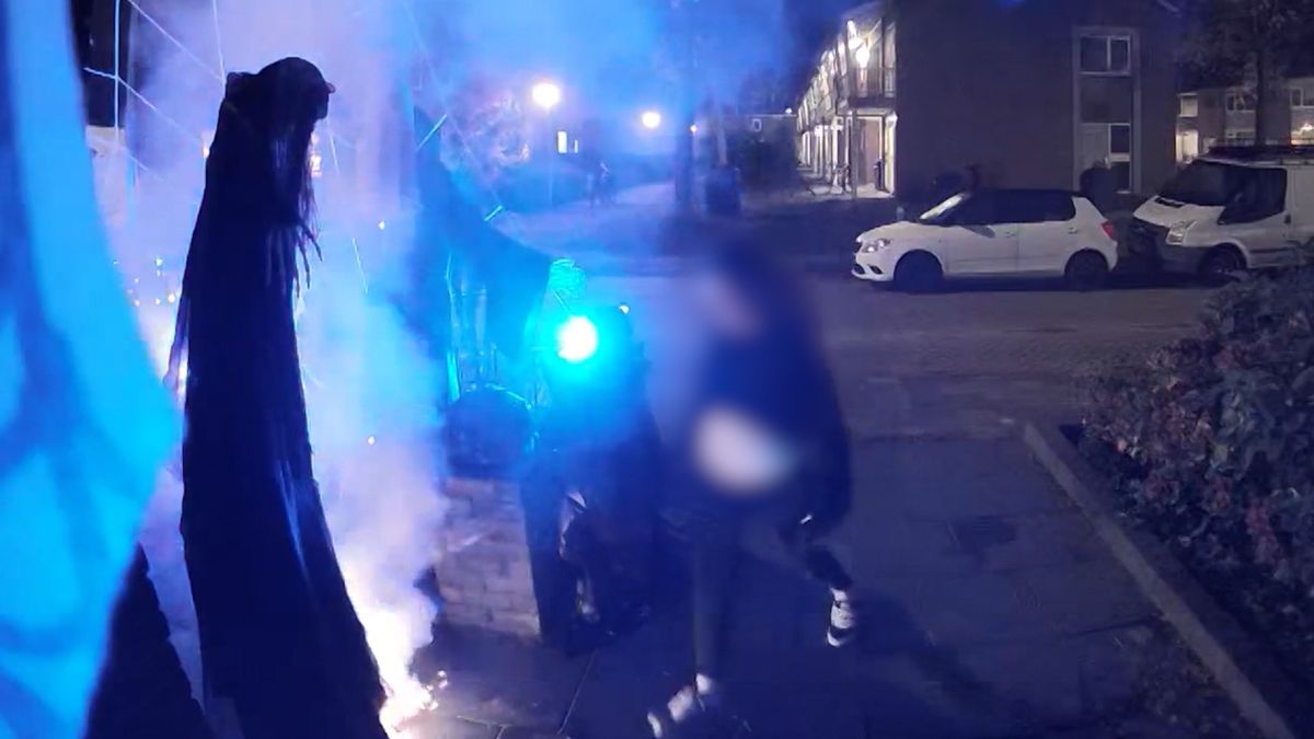 Mannen op scooter gooien explosief in halloweentuin - Team West