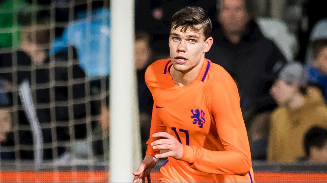 Justin Hoogma in het shirt van Jong Oranje