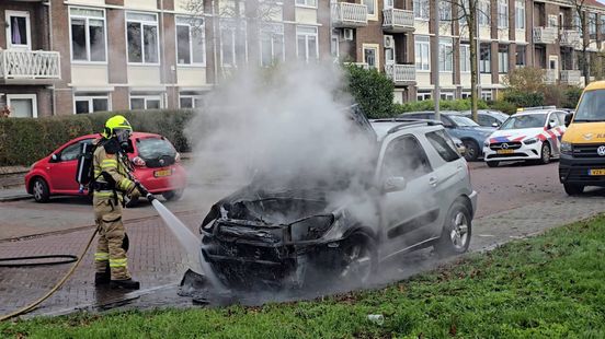 Auto vliegt spontaan in brand