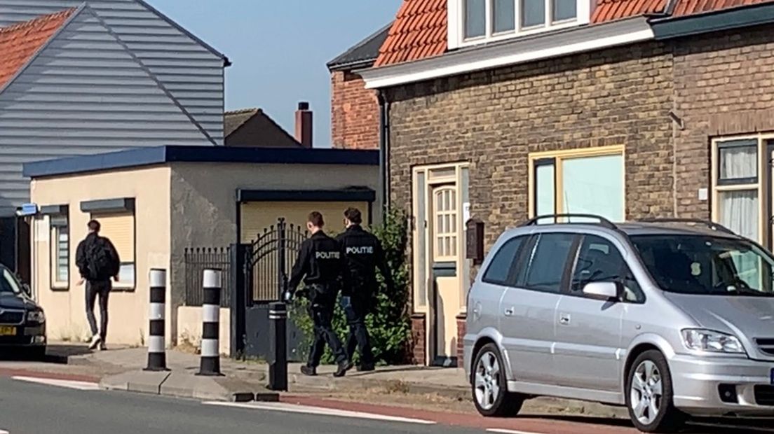 Politie valt woningen Sluiskil binnen
