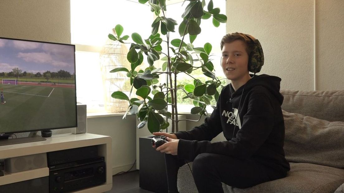 Thomas ter Avest uit Twello doet mee aan het online FIFA-toernooi.