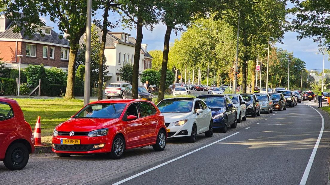 Een enorme rij auto's op de de Kuipersdijk. Allemaal automobilisten die hoopten gratis te mogen tanken in Enschede.