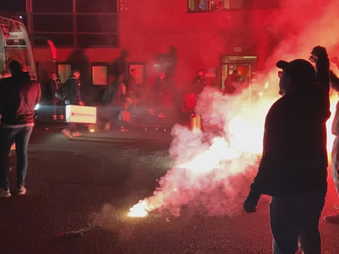 Excelsior-supporters wachten de spelersbus met gezang en vuurwerk op na bereiken van nacompetitiefinale