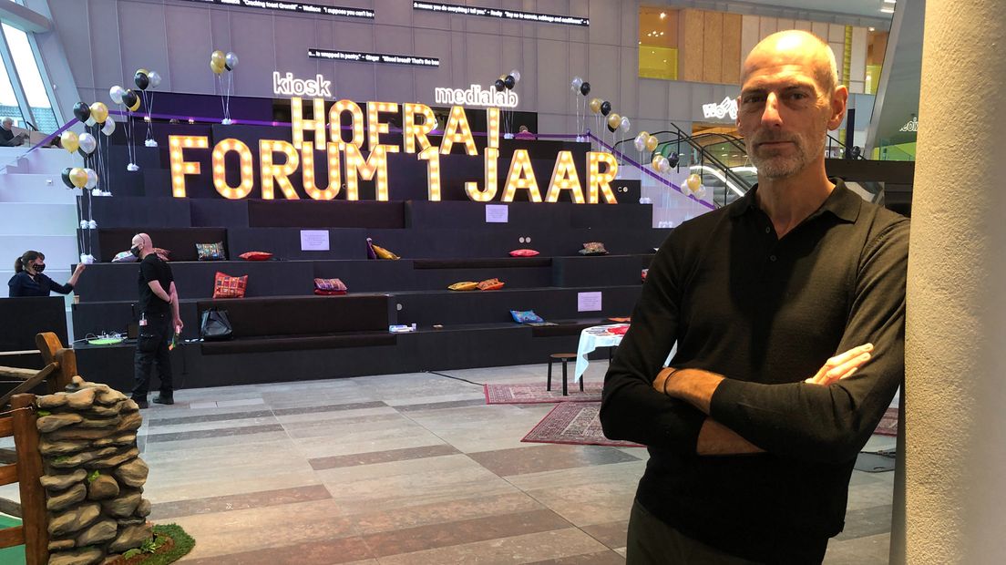 Directeur Dirk Nijdam in de centrale hal van het Groninger Forum