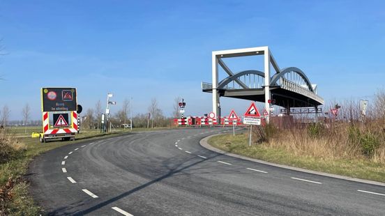Dorkwerderbrug ook deze woensdag gestremd, problemen nog niet verholpen