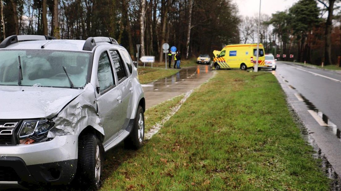 Ambulance botst tegen personenauto in Agelo