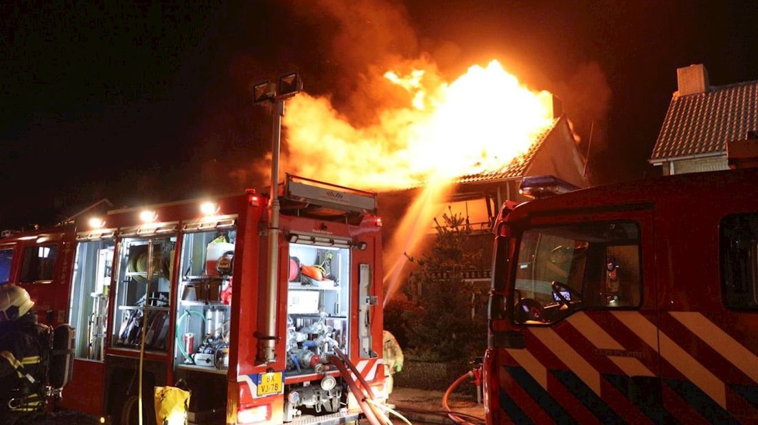 Grote brand in woning aan Karel Doormanstraat in Haaksbergen