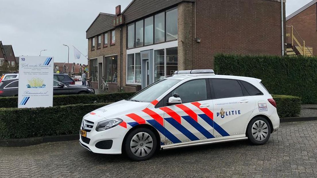 De politie voor de winkel van Van Till vanochtend.