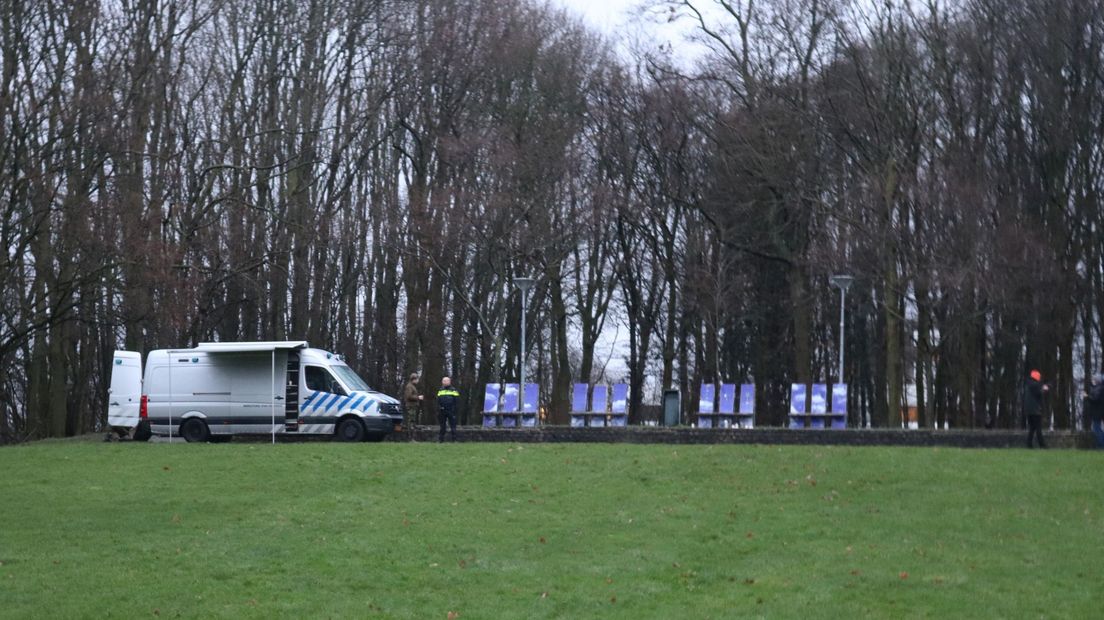 De recherche en Explosieven Opruimingsdienst doen onderzoek in park Transwijk