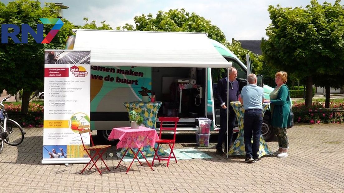 Bij de energiebus praten buurtbewoners over de verduurzaming van hun huis