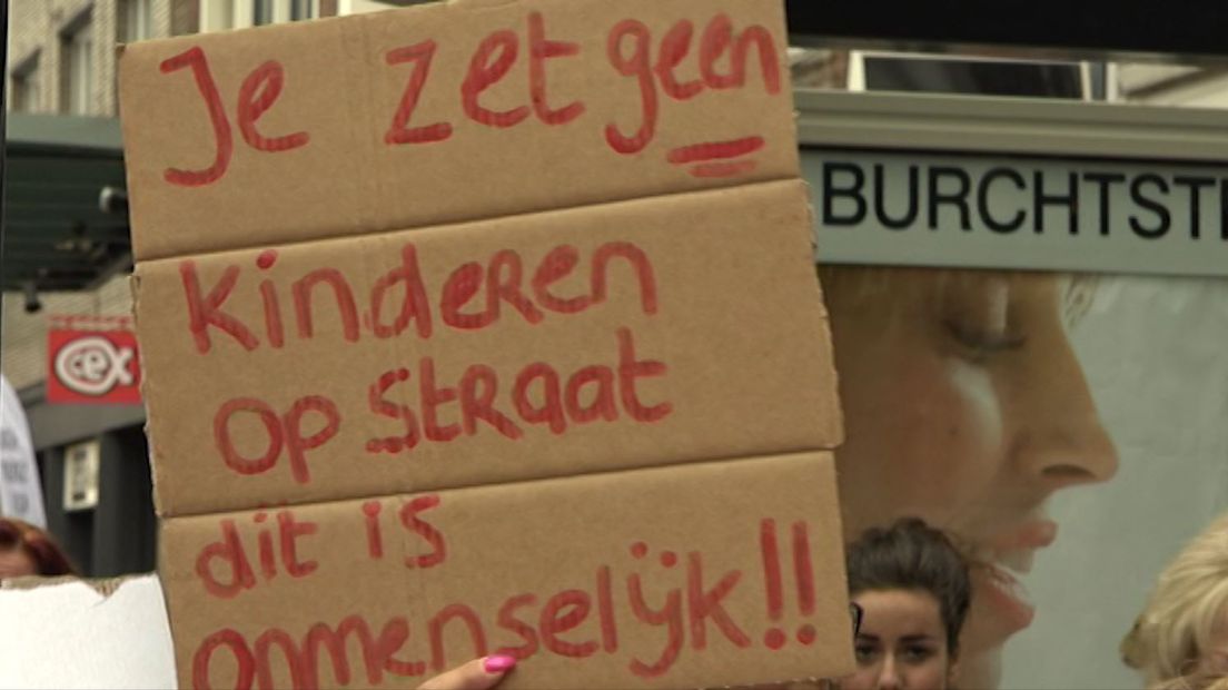 Tientallen woonwagenbewoners hebben maandagmiddag gedemonstreerd voor het gemeentehuis in Nijmegen tegen het uitzetten van een gezin uit een woonwagen. Dat is volgens de demonstranten onterecht. Ze zeggen dat de gemeente op deze manier het aantal standplekken voor woonwagens terug wil dringen.