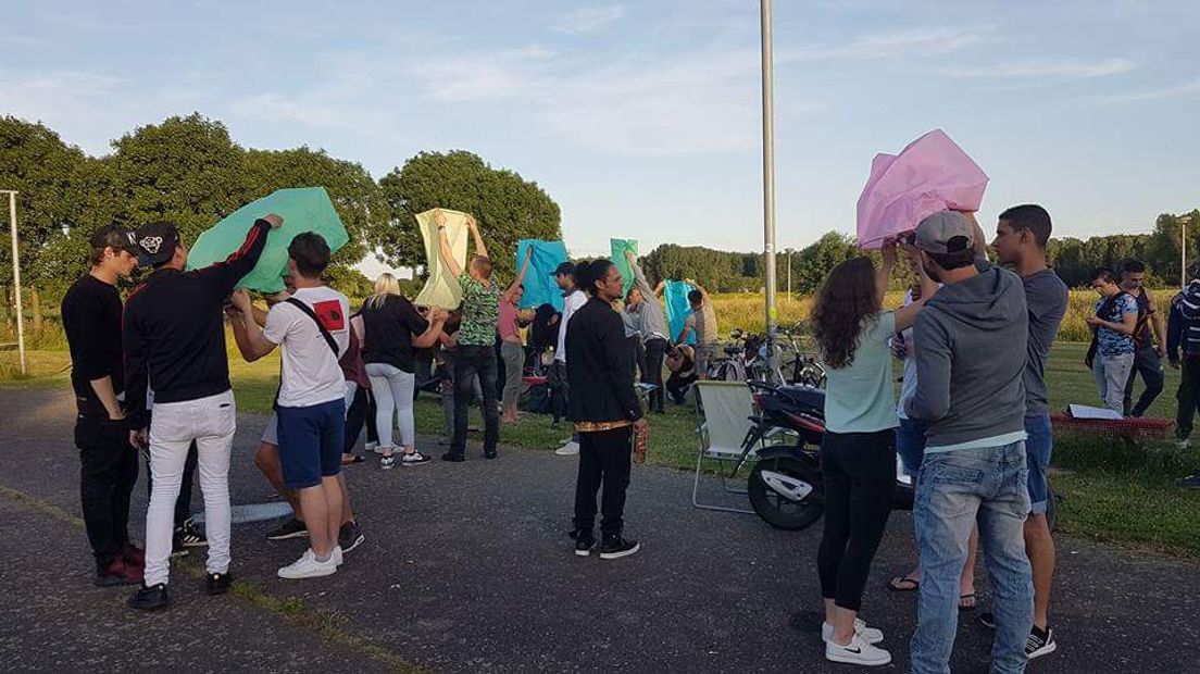 In Druten zijn woensdagavond wensballonnen opgelaten voor de vermoorde 'Affie'. De 24-jarige Drutenaar werd vorige week dood aangetroffen in de Noordzee, vermoedelijk is hij door het misdrijf om het leven gekomen. Zijn vrienden snappen er niets van: 'het was een teddybeer'.