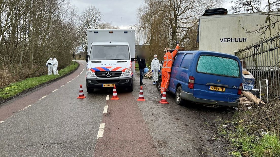 De politie breekt de bus van Dhondt open om hem te doorzoeken