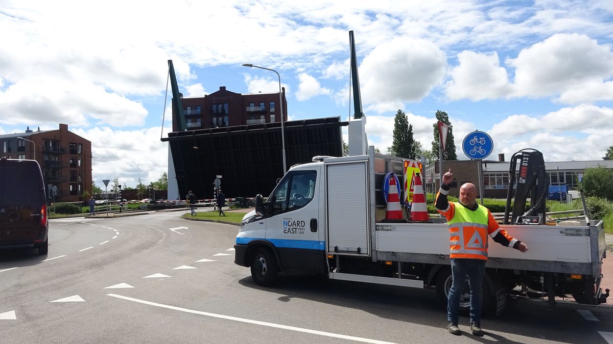 Eebrug in Dokkum wil niet meer dicht | Gemeente Smallingerland telefonisch niet bereikbaar
