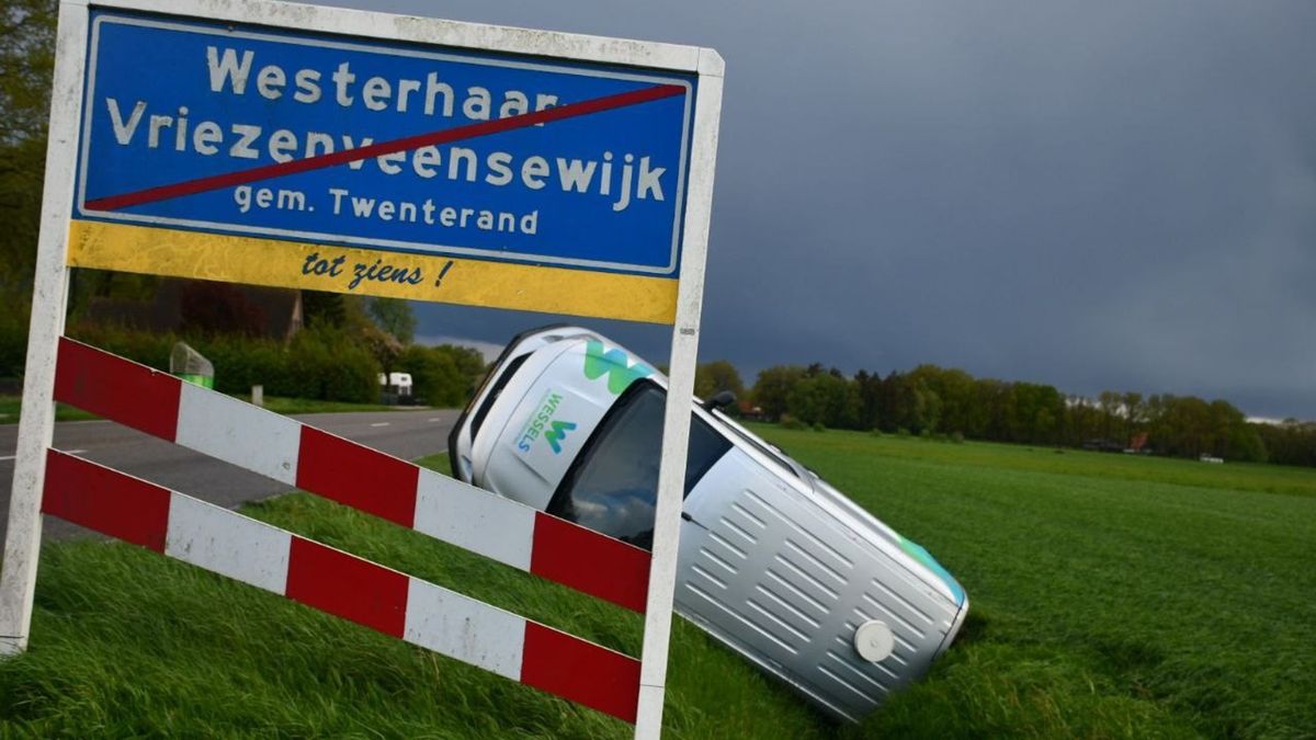 112 Nieuws: Bestelbus op z'n kant in de sloot bij Westerhaar-Vriezenveensewijk