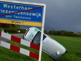 112 Nieuws: Bestelbus op z'n kant in de sloot bij Westerhaar-Vriezenveensewijk