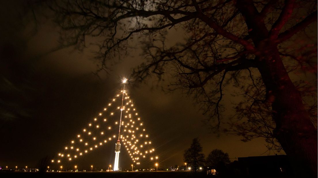 De 'grootste kerstboom' straalt weer in IJsselstein