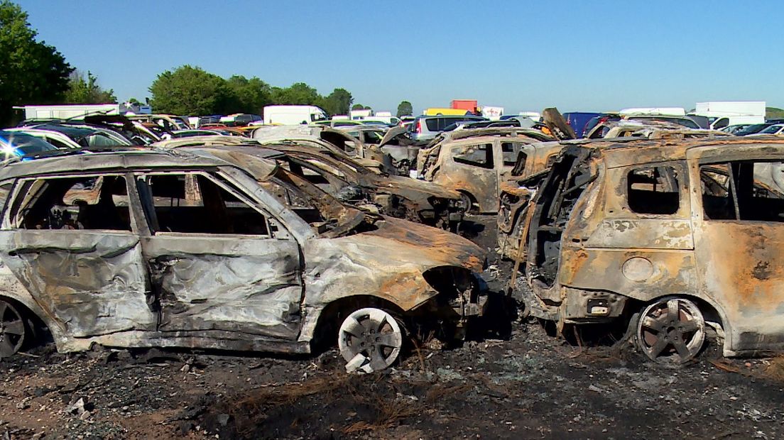 Kortsluiting in auto oorzaak brand in Oosterland, dertig auto's uitgebrand