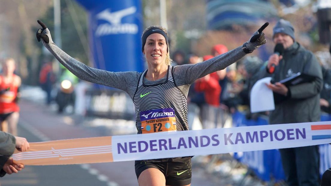 Susan Krumins kroont zich tot Nederlands kampioen op de tien kilometer. 
