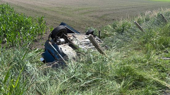 Auto slaat over de kop bij verkeersongeval in Balkbrug, weg uren dicht Nieuws