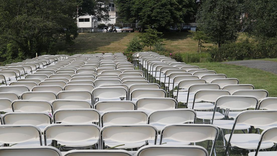 Er staan 298 lege stoelen vlakbij de Russische ambassade