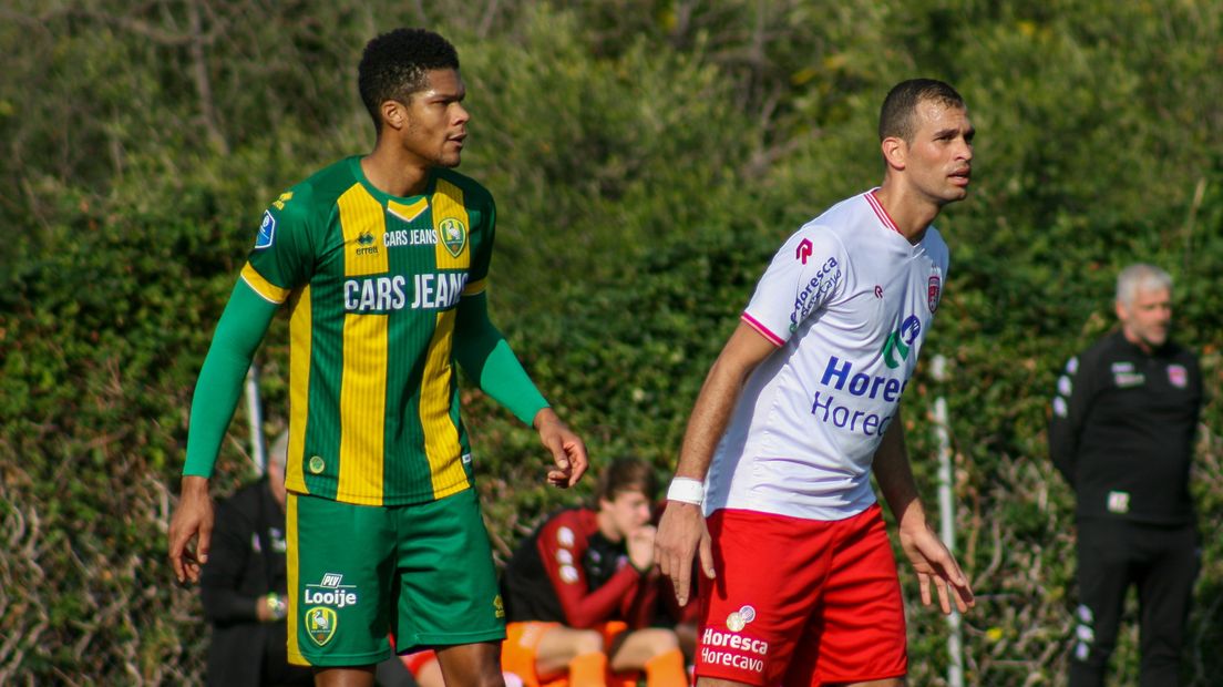 Jordan Spence (l) is op proef bij ADO Den Haag.