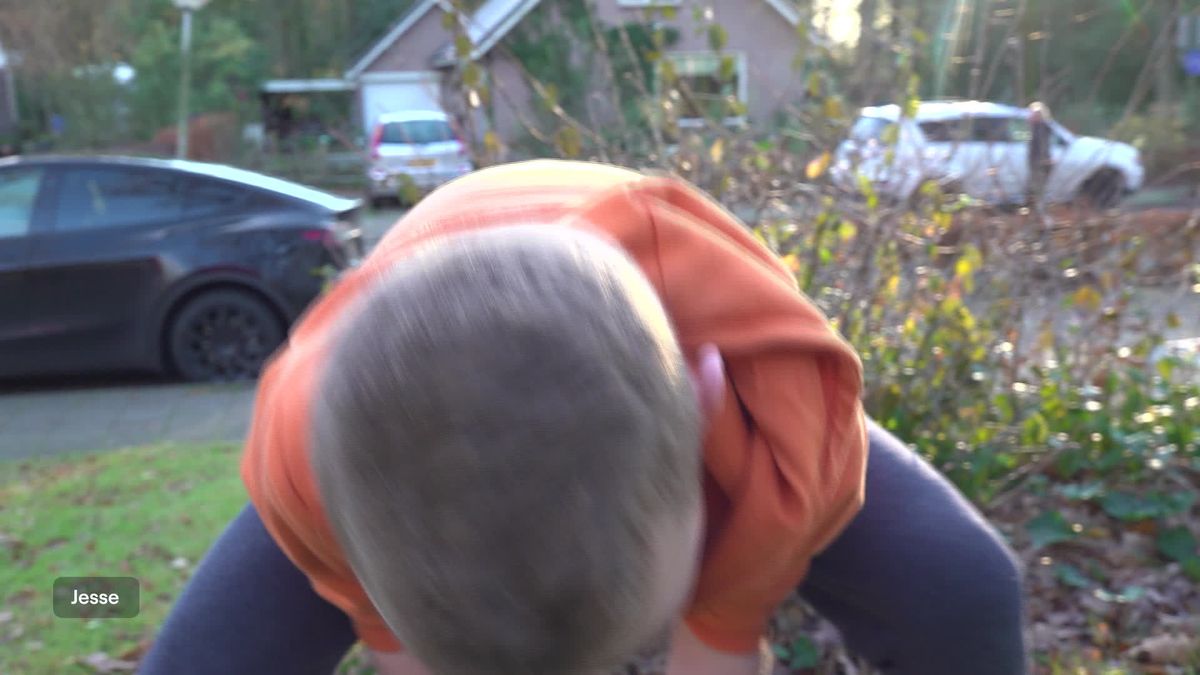 Kinderen planten bolletjes en bomen in IJhorst