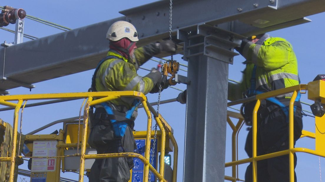 ProRail werkt met de kou door aan bovenleiding in Zwolle