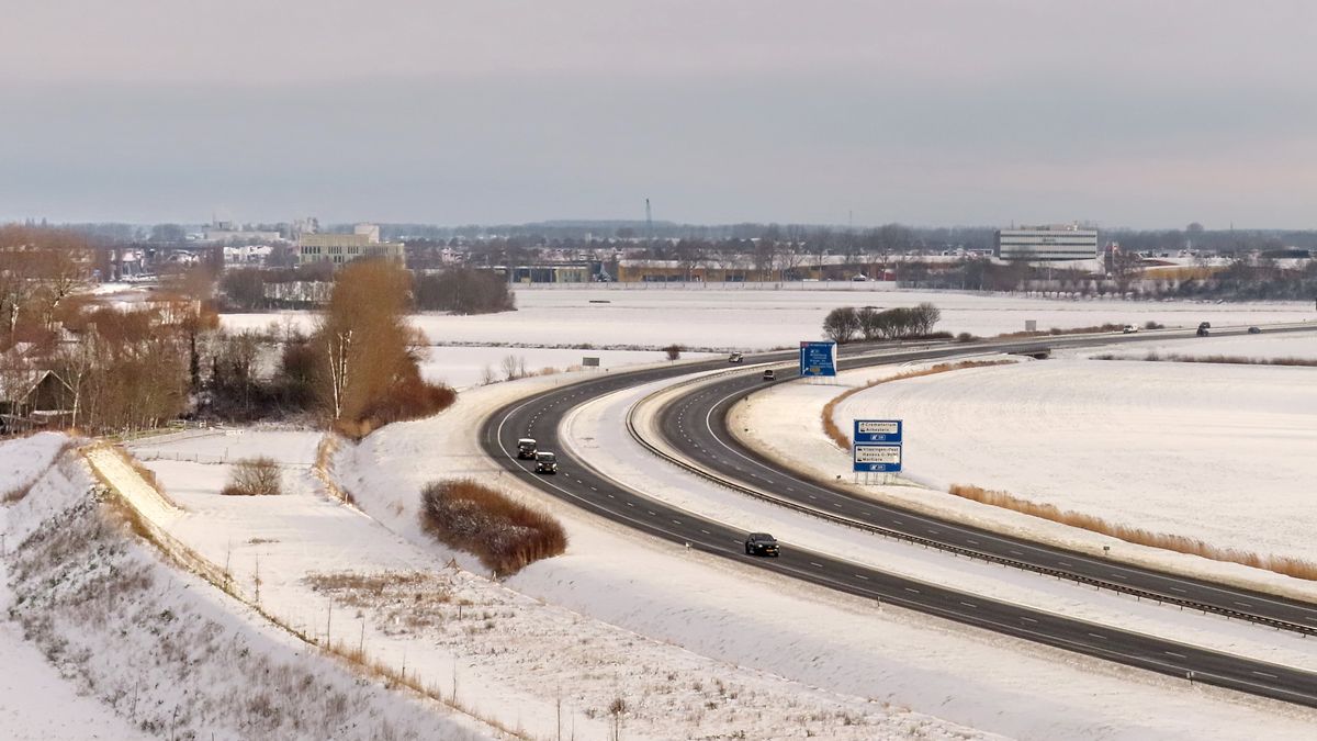 LIVE: Philipsdam en deel N62 afgesloten, 'gekkenhuis' bij bergingsbedrijf