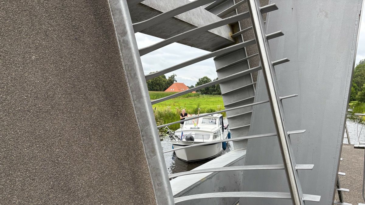De Nije Compagnonsbrug in Gorredijk wipt weer