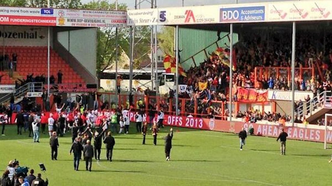 Go Ahead Eagles viert feest in Volendam na promotie naar eredivisie