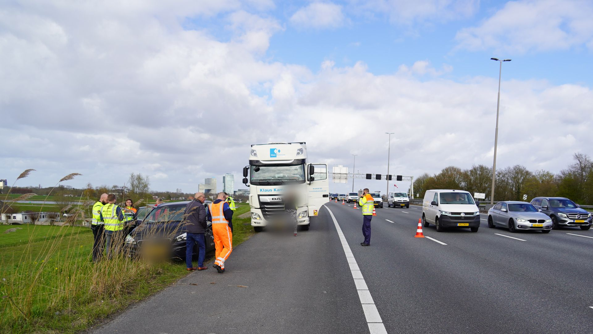 Auto en vrachtwagen botsen op A28