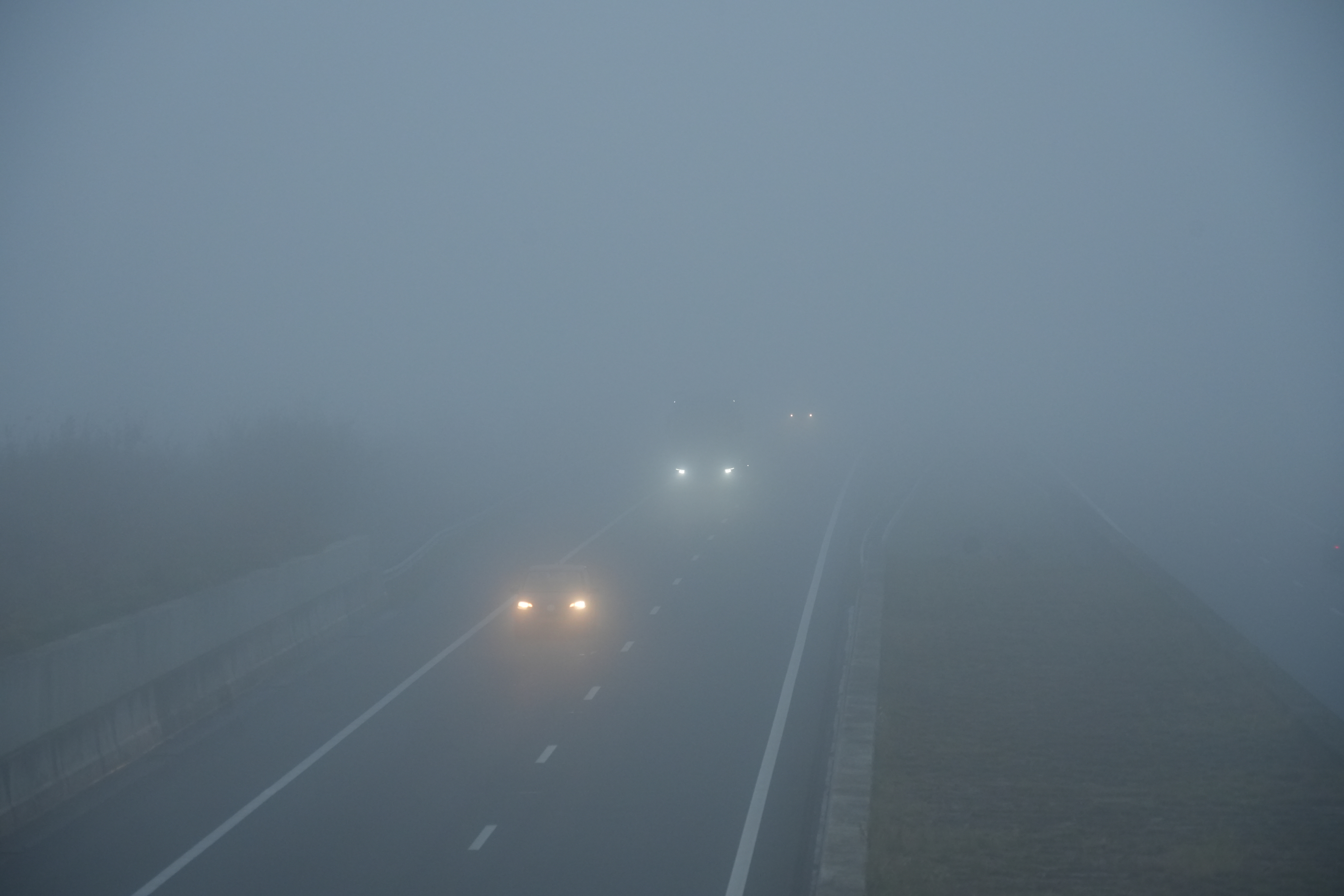 De mist kan verraderlijk zijn in het verkeer