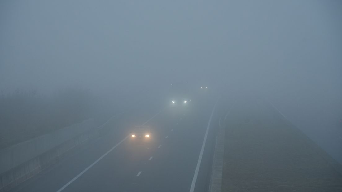 De mist kan verraderlijk zijn in het verkeer