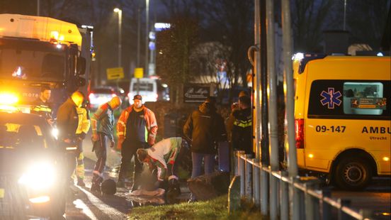 Brommerrijder gewond na botsing met vrachtwagen. Brommerrijder gewond na botsing met vrachtwagen.