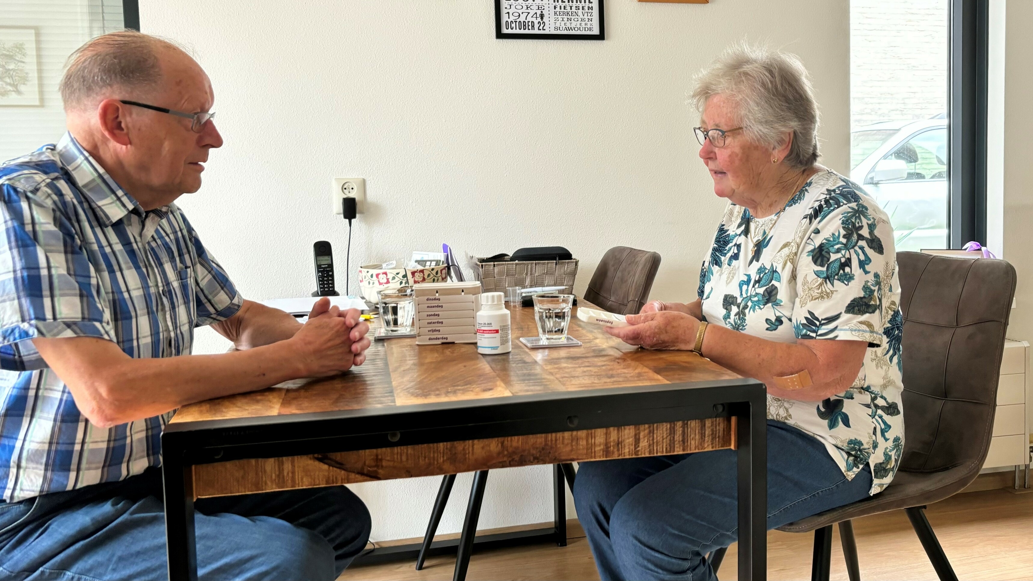 Johannes en Jannie sitte alle dagen om tafel om te sjen hokker medisinen slikt wurde moatte.