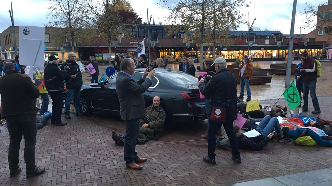 Actievoerders blokkkeren in Bodegraven de auto van minister Van Nieuwenhuizen.