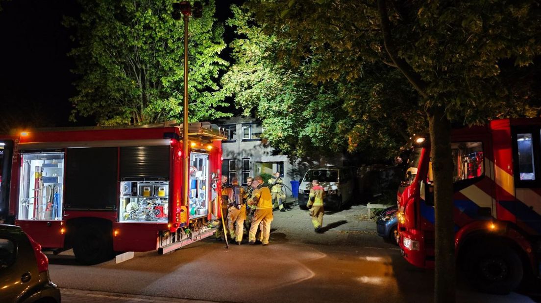De brandweer rukte vannacht uit vanwege een brand in de keuken van een zorginstelling in Enschede.