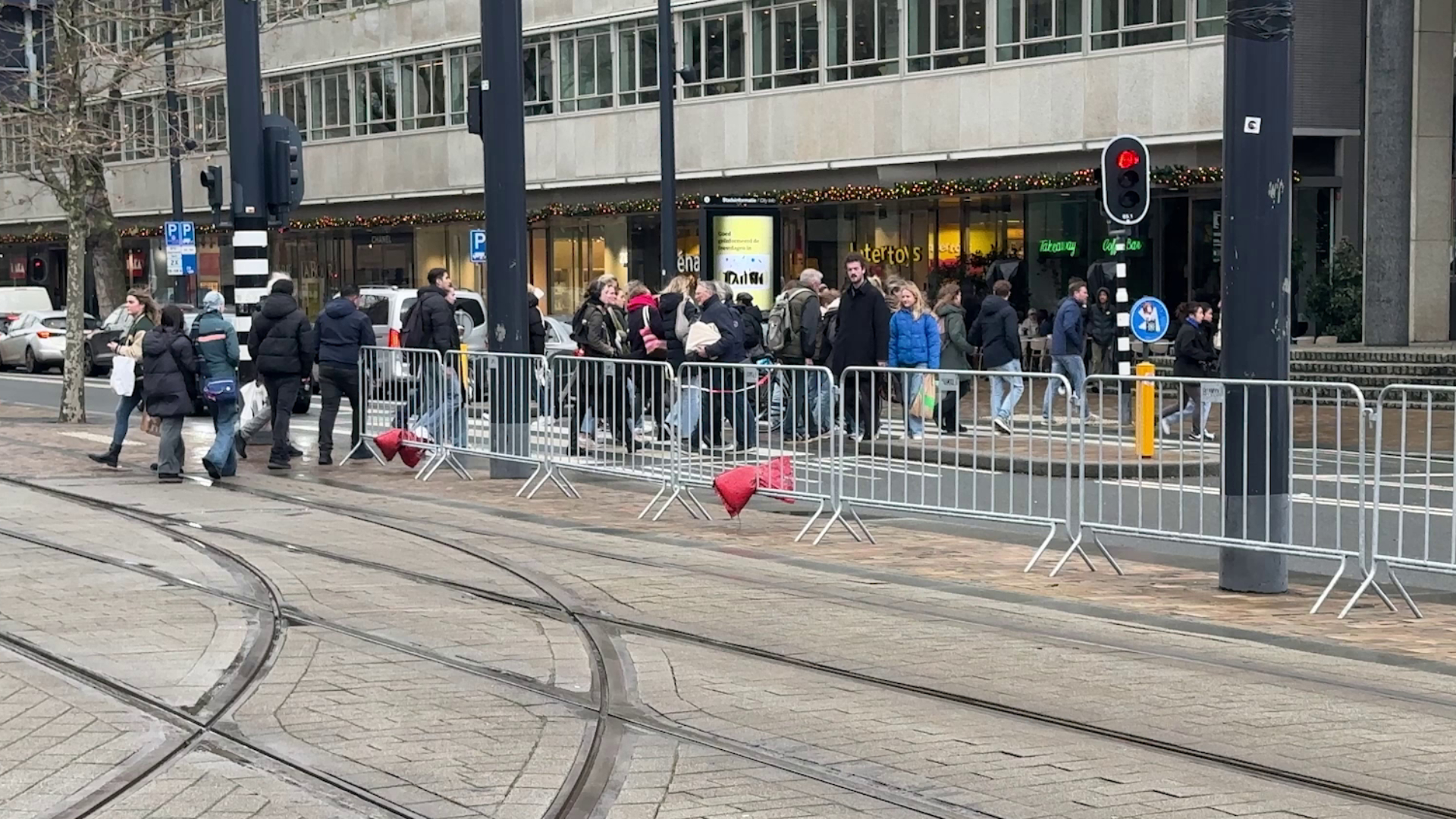 De afgelopen twee jaar stonden de hekken er ook vlak voor de kerst.